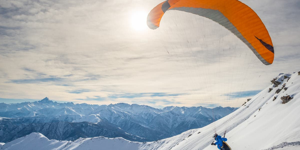 What landscapes can you admire while paragliding in Courchevel?